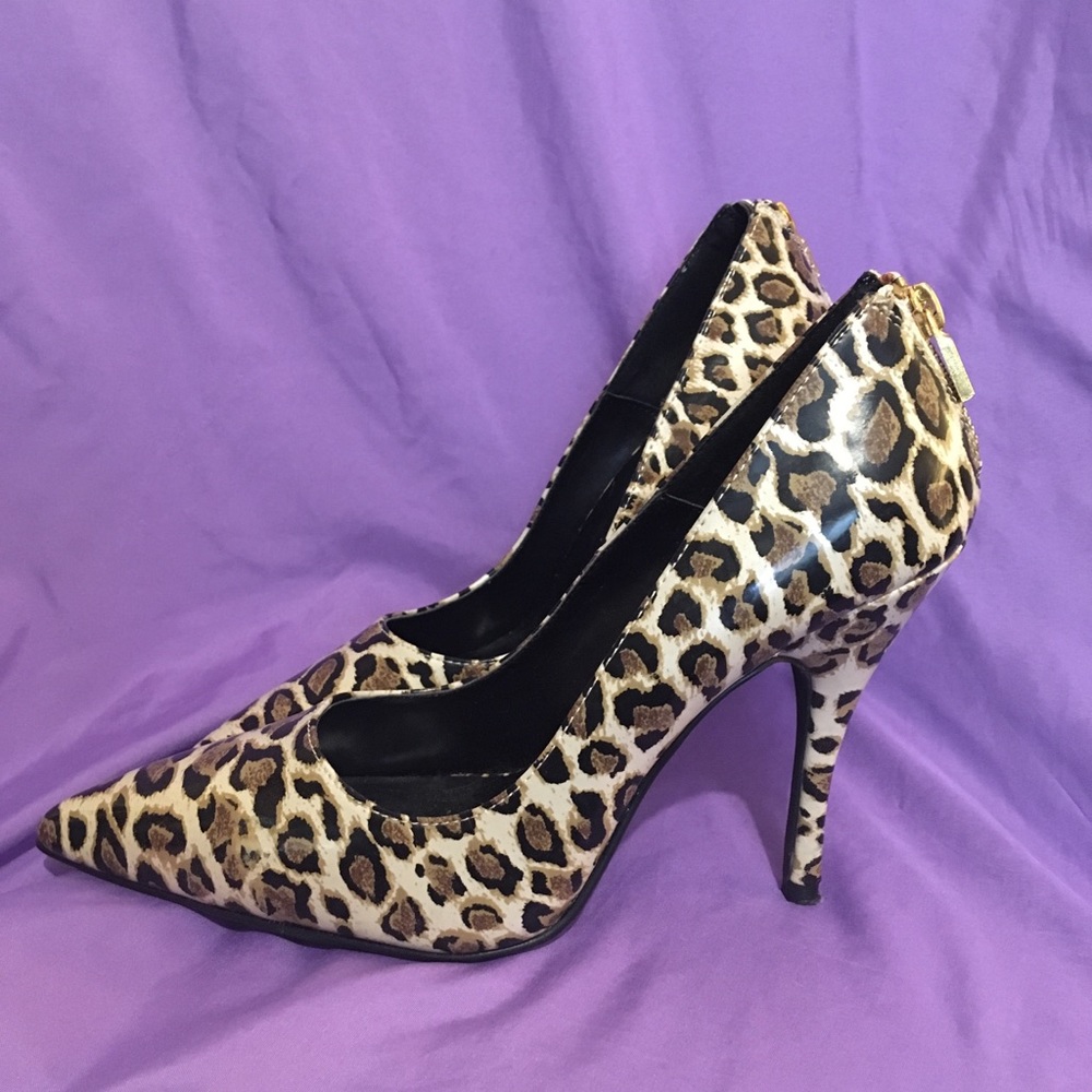 Classic leopard pumps